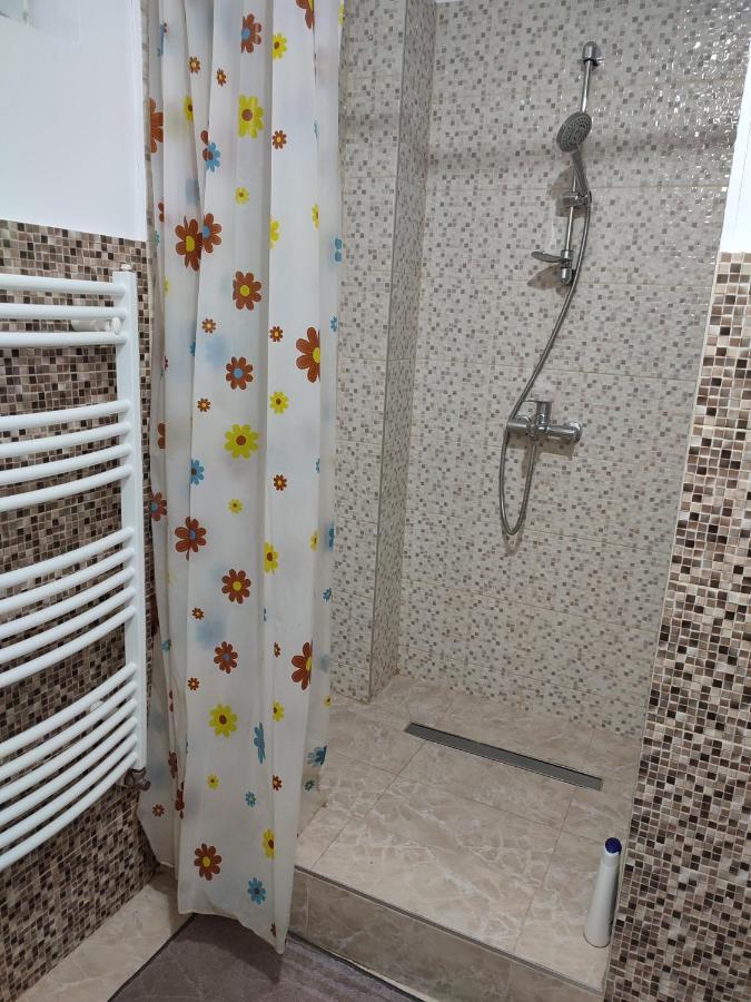 Lovely 1 Bedroom Apartment In City Centre, Sleeps 4 ! Turda Exterior photo