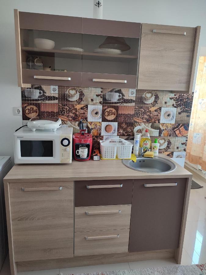 Lovely 1 Bedroom Apartment In City Centre, Sleeps 4 ! Turda Exterior photo