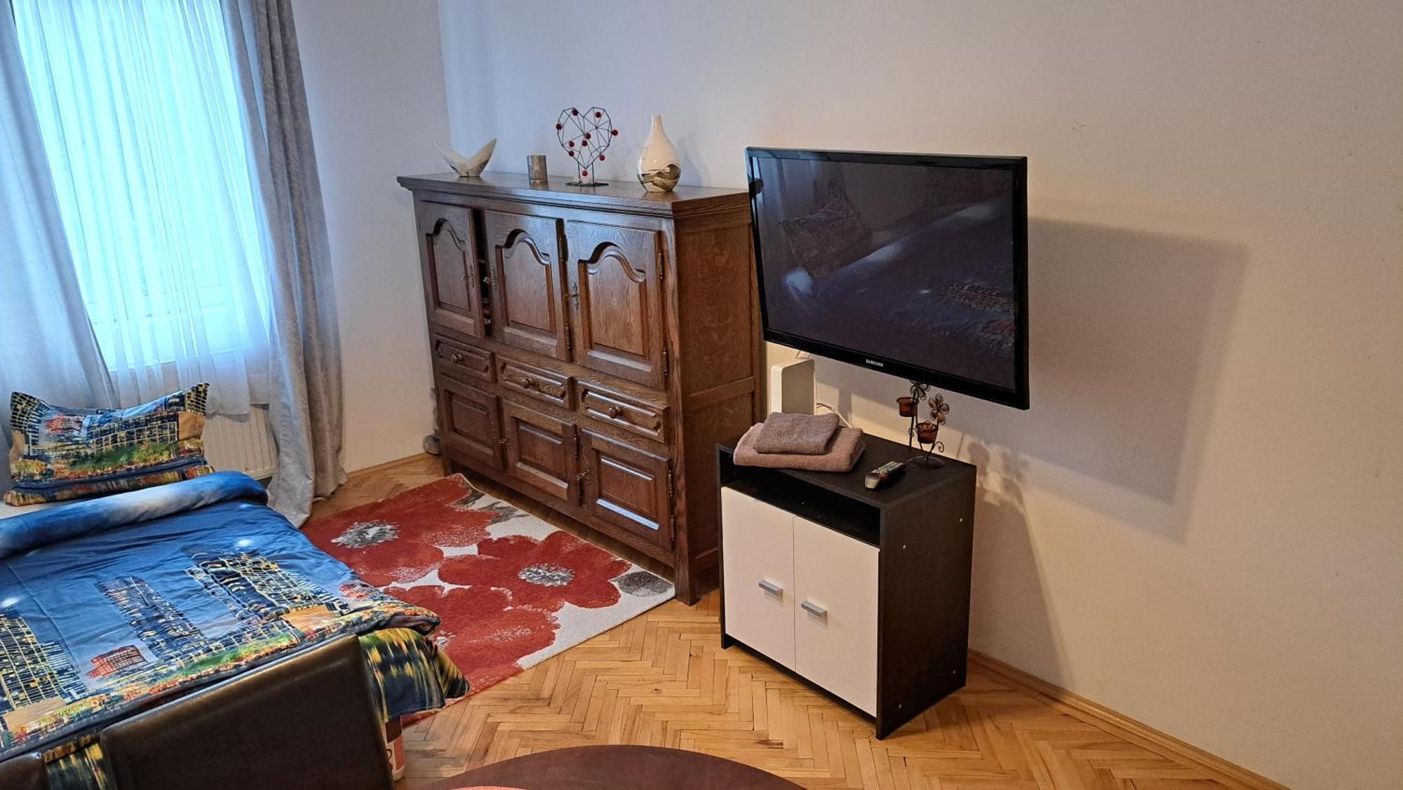 Lovely 1 Bedroom Apartment In City Centre, Sleeps 4 ! Turda Exterior photo