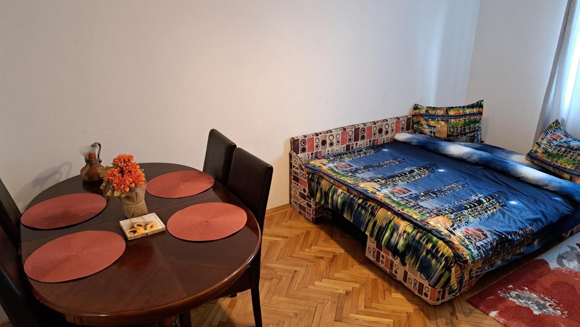 Lovely 1 Bedroom Apartment In City Centre, Sleeps 4 ! Turda Exterior photo